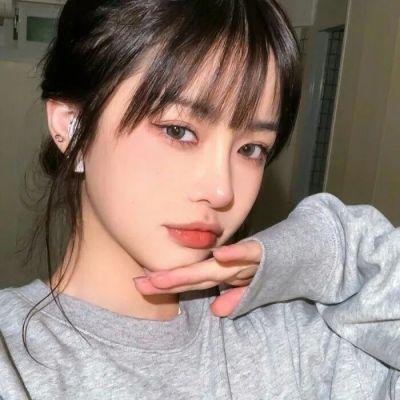 穿一只红鞋的男人